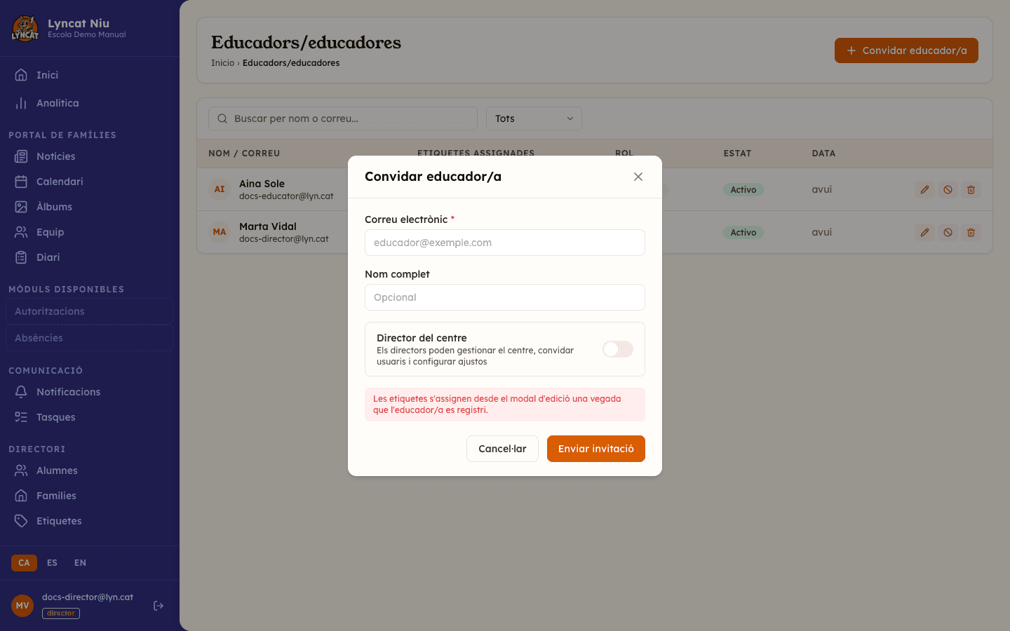 Modal per convidar un educador nou, amb camps per al correu electrònic, nom complet i commutador per al rol de director. Vista del director.