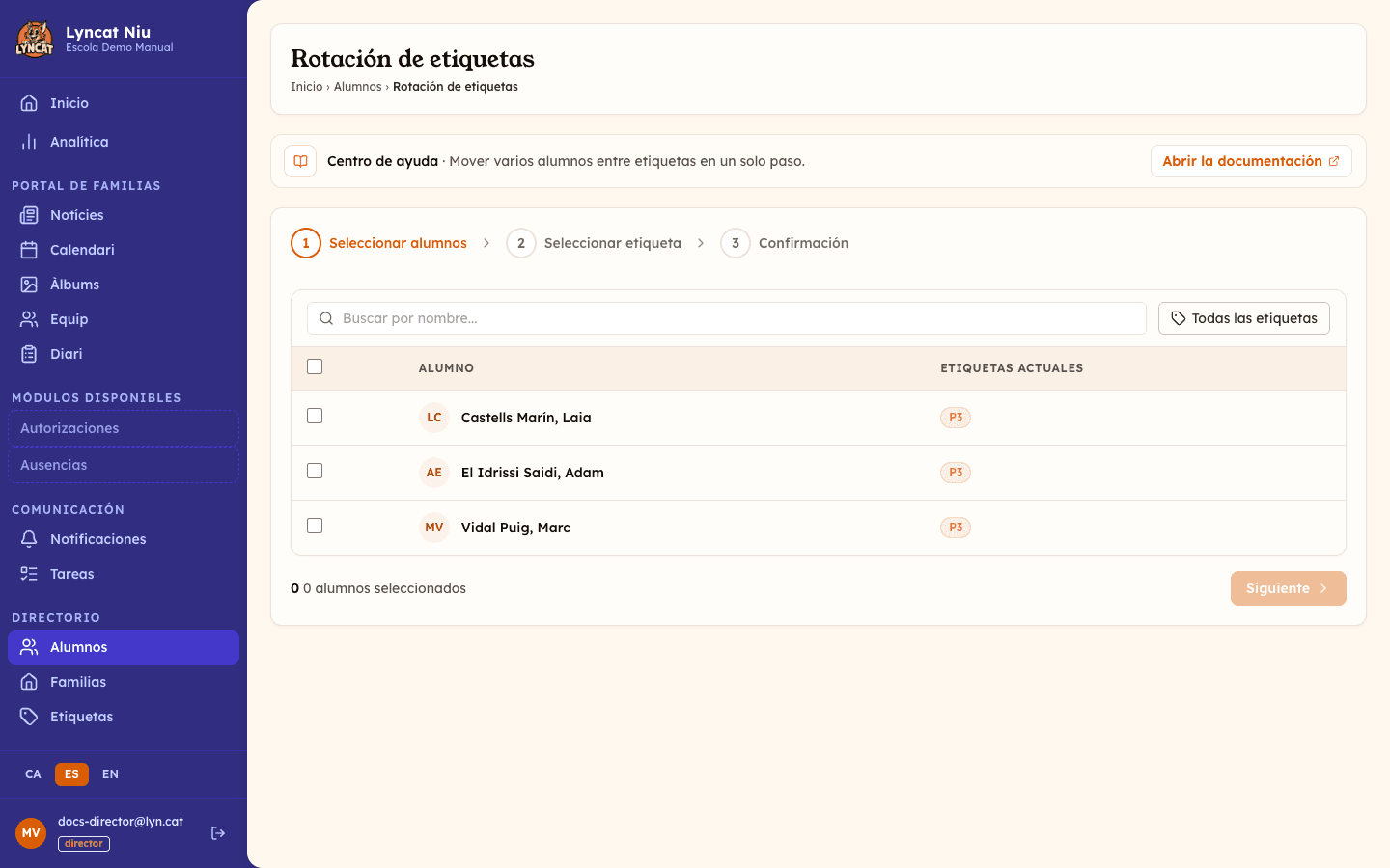 Primer paso del asistente de rotación de etiquetas: listado de alumnos activos con casillas de selección, barra de búsqueda y recuento de alumnos seleccionados
