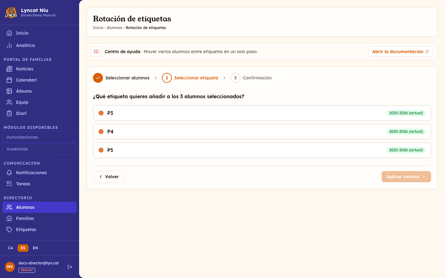 Segundo paso del asistente: lista de etiquetas disponibles agrupadas por año académico, con el botón Aplicar cambio